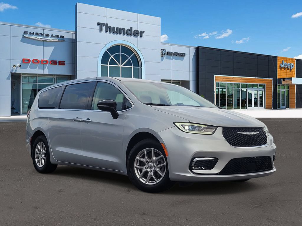 Used 2024 Chrysler Pacifica Touring-L FWD image 1