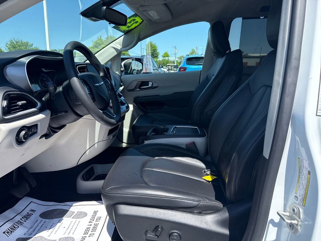 Used 2023 Chrysler Pacifica Touring-L FWD image 11