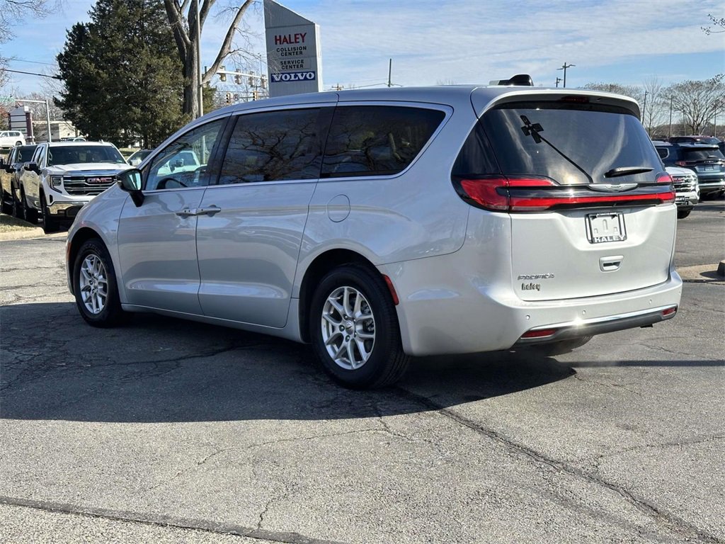 Used 2024 Chrysler Pacifica Touring-L image 22