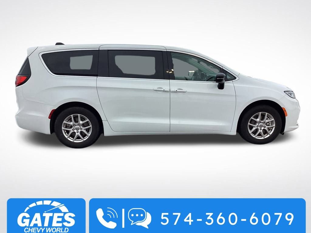 Used 2024 Chrysler Pacifica Touring-L image 9