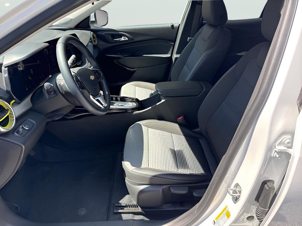 Used 2024 Chevrolet Trax LT w/ LT Convenience Package FWD image 17