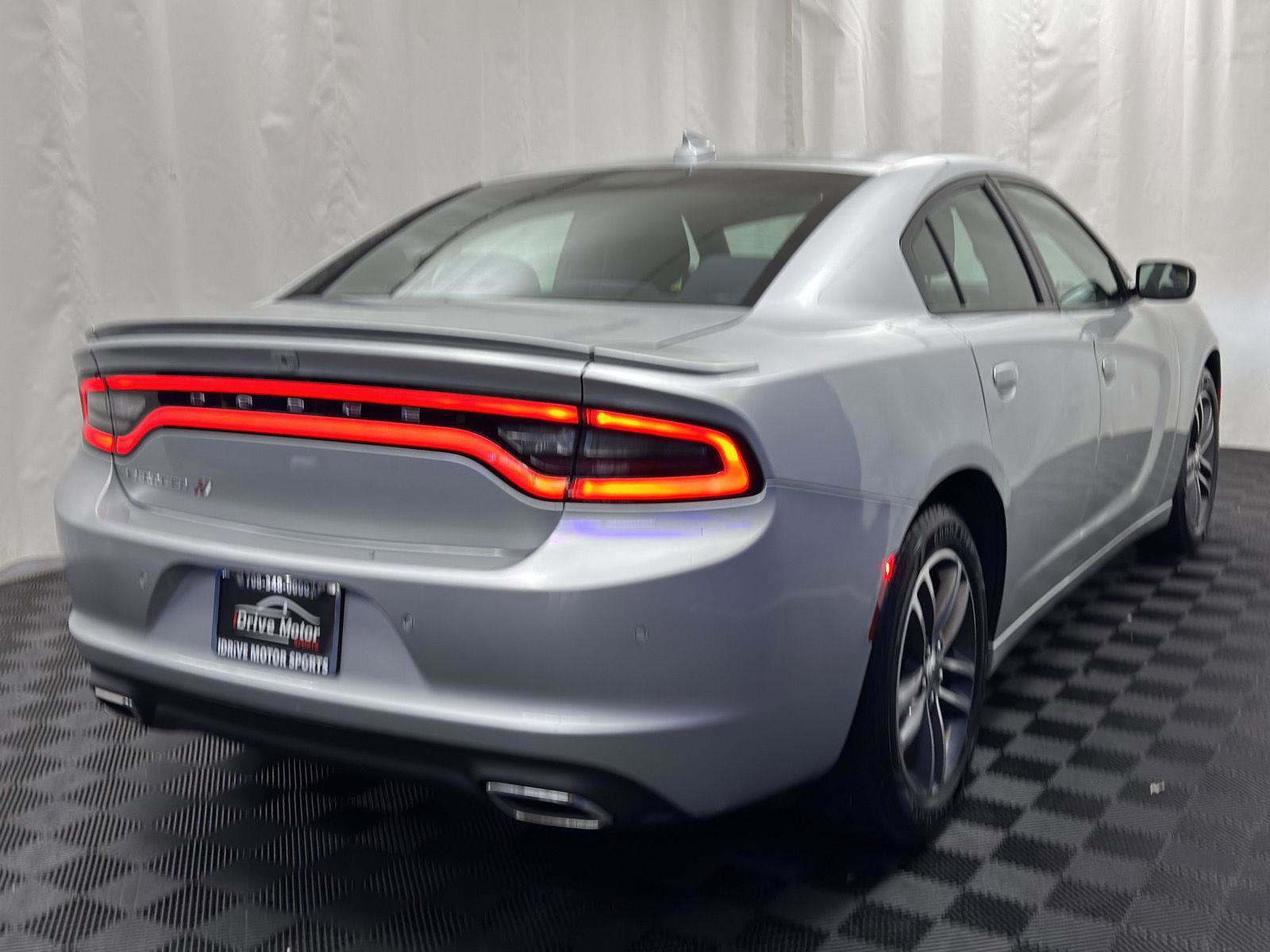 Used 2019 Dodge Charger SXT image 10