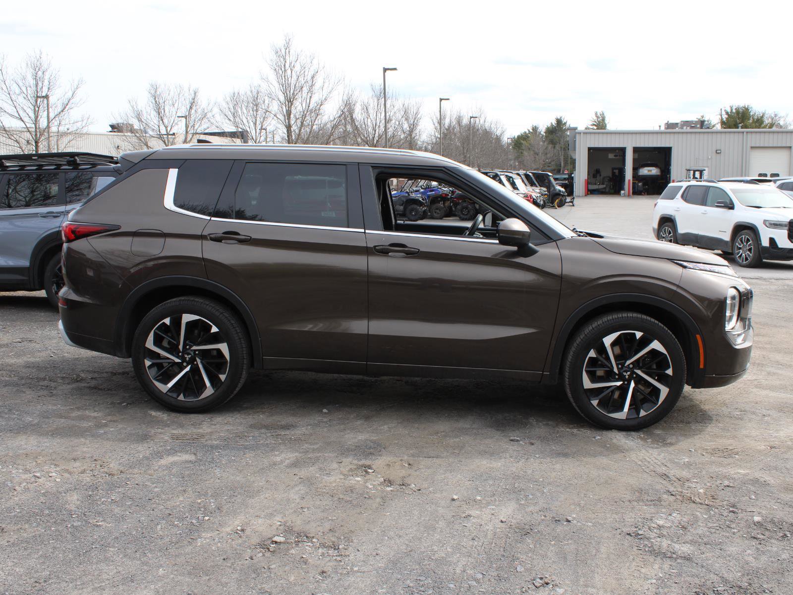 Used 2023 Mitsubishi Outlander SEL AWD/4WD image 4