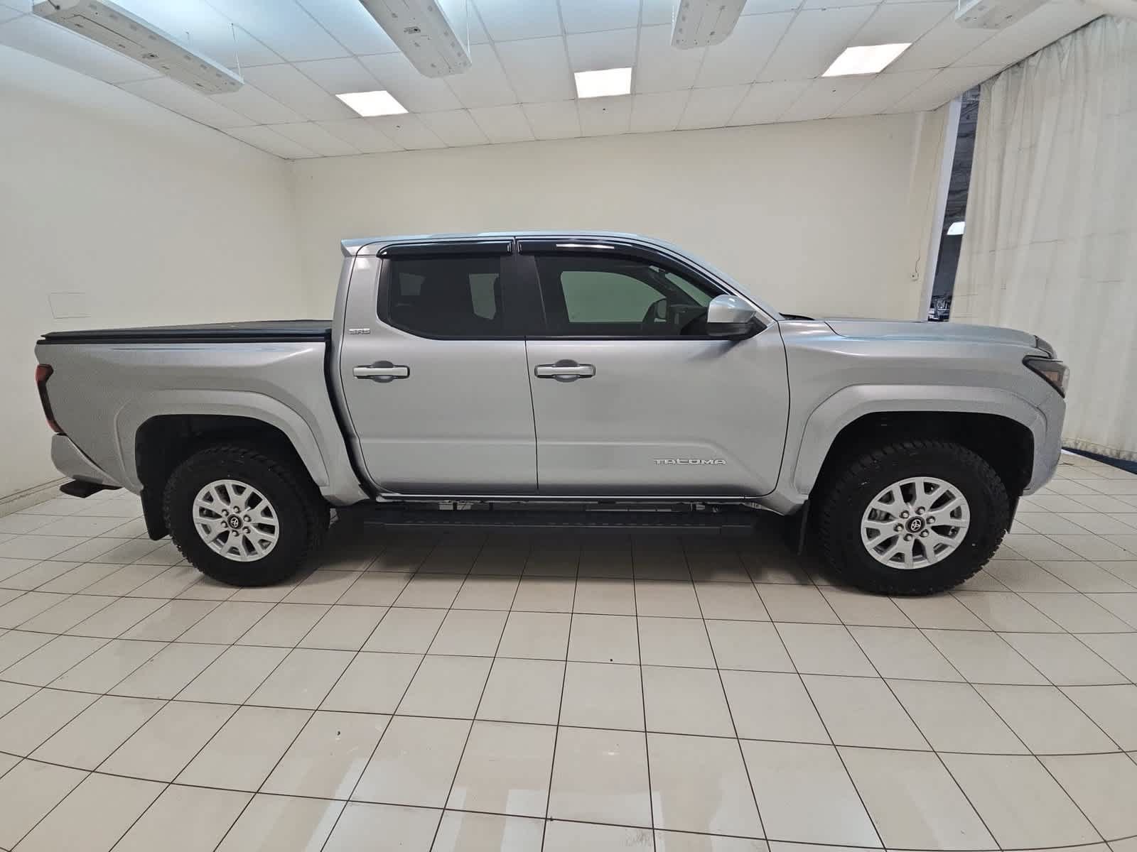 Used 2024 Toyota Tacoma SR5 AWD/4WD image 23