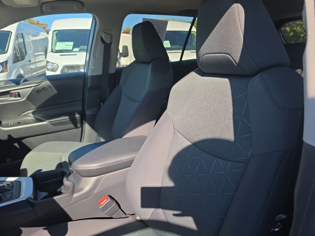 Used 2021 Toyota RAV4 XLE w/ Convenience Package image 28