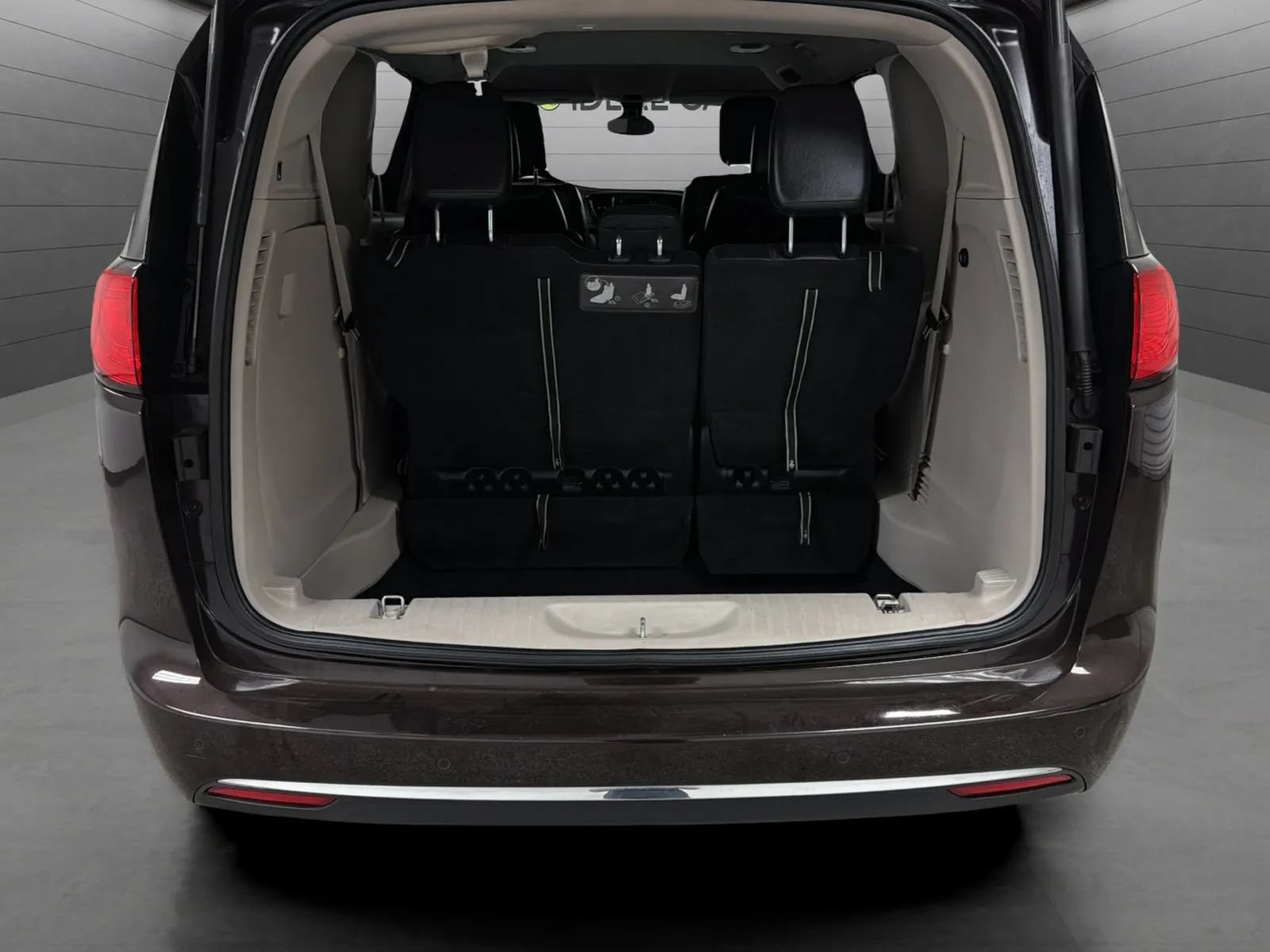 Used 2017 Chrysler Pacifica Touring-L FWD image 18