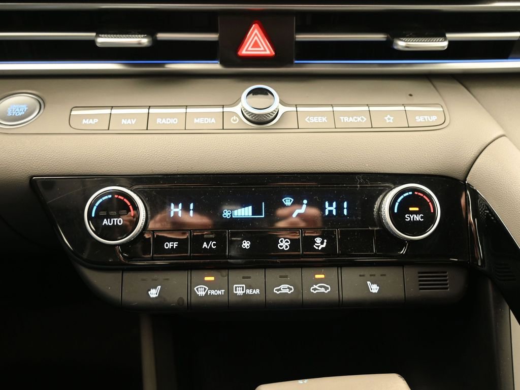 Used 2025 Hyundai Elantra SEL image 39