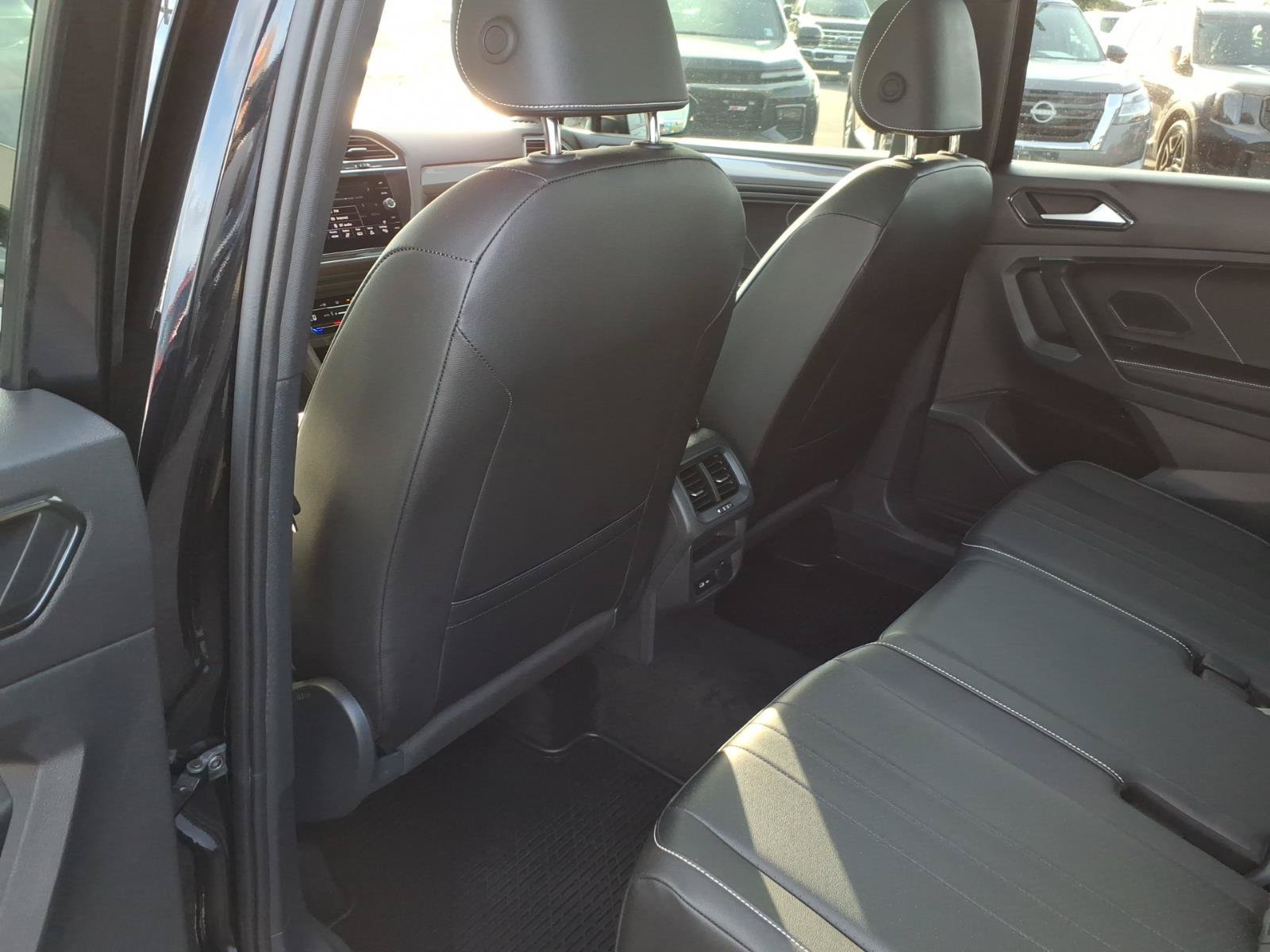Used 2024 Volkswagen Tiguan SE R-Line AWD/4WD image 10