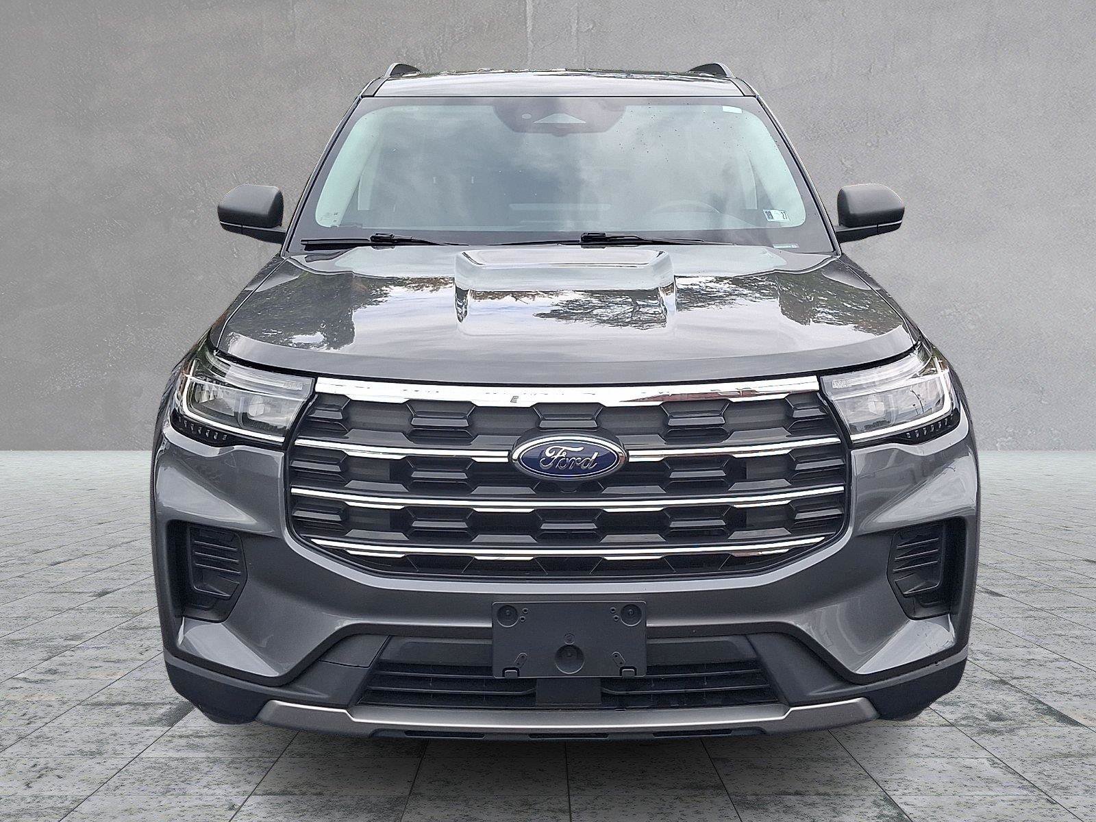 Used 2025 Ford Explorer Active AWD/4WD image 2
