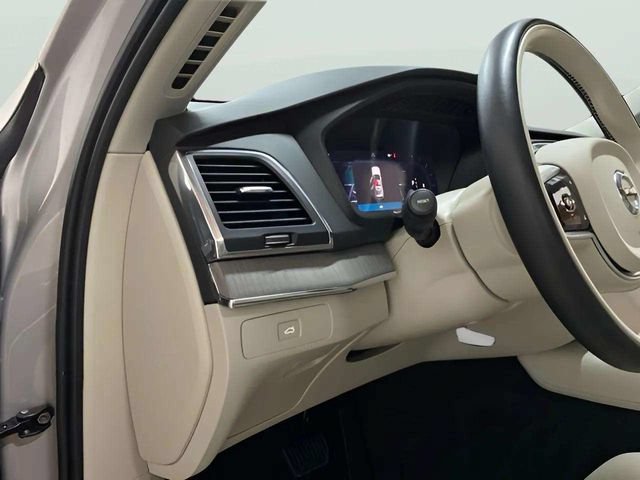 Used 2023 Volvo XC90 B6 Core AWD/4WD image 32