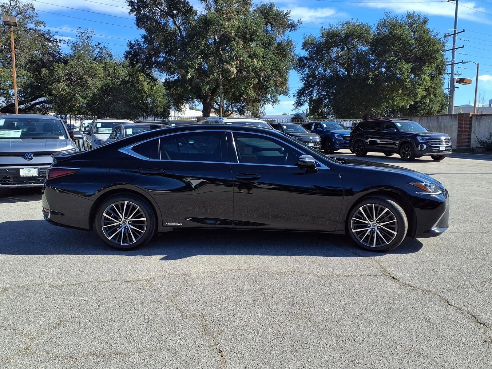 Used 2022 Lexus ES 300h w/ Premium Package image 3