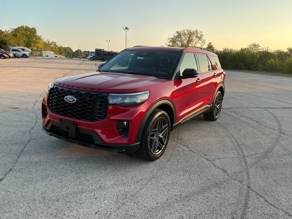 New 2026 Ford Explorer ST-Line w/ ST-Line Street Pack AWD/4WD image 1