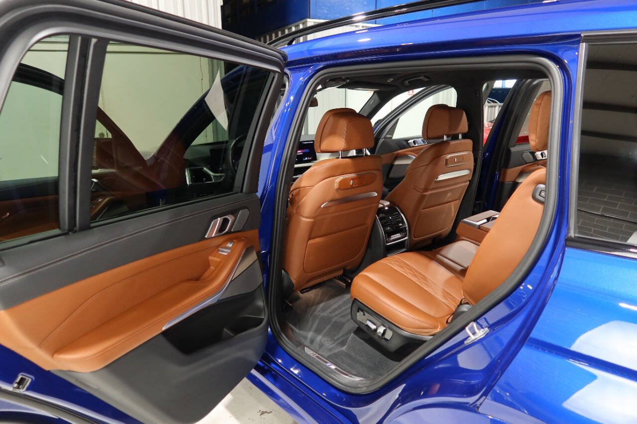 Used 2025 BMW X7 M60i AWD/4WD image 18