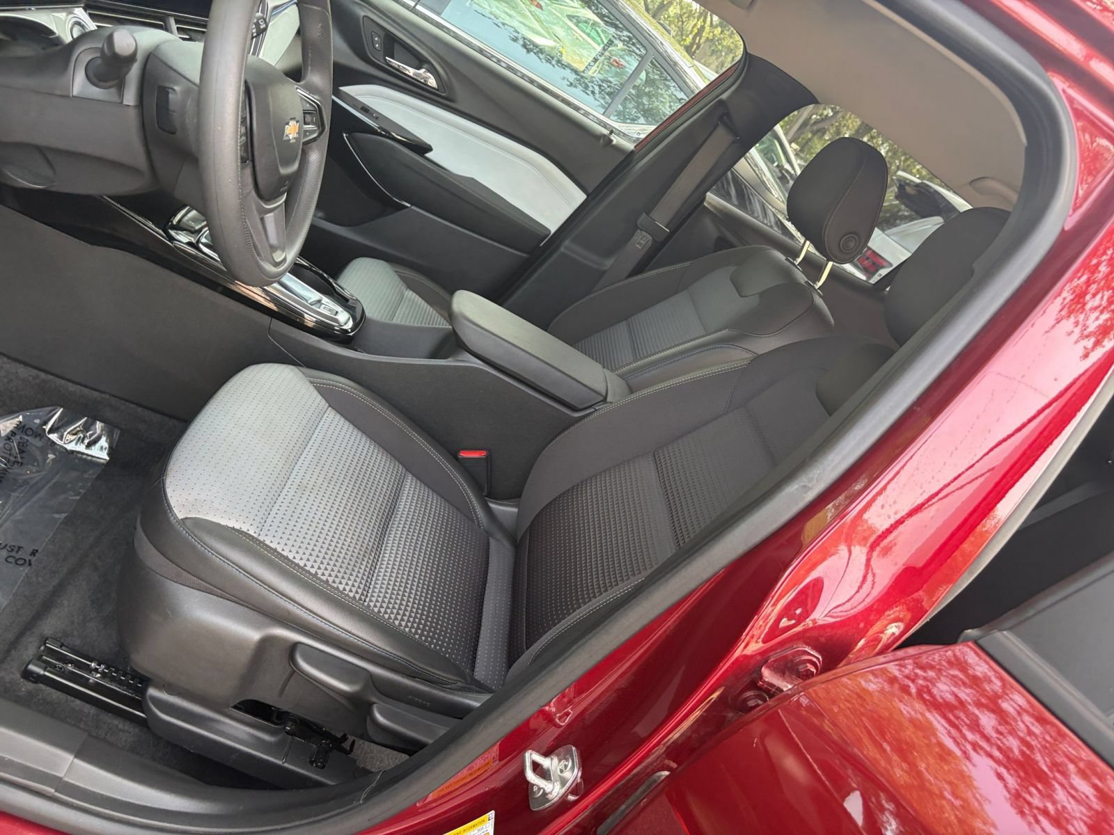 Used 2025 Chevrolet Trax LT FWD image 35
