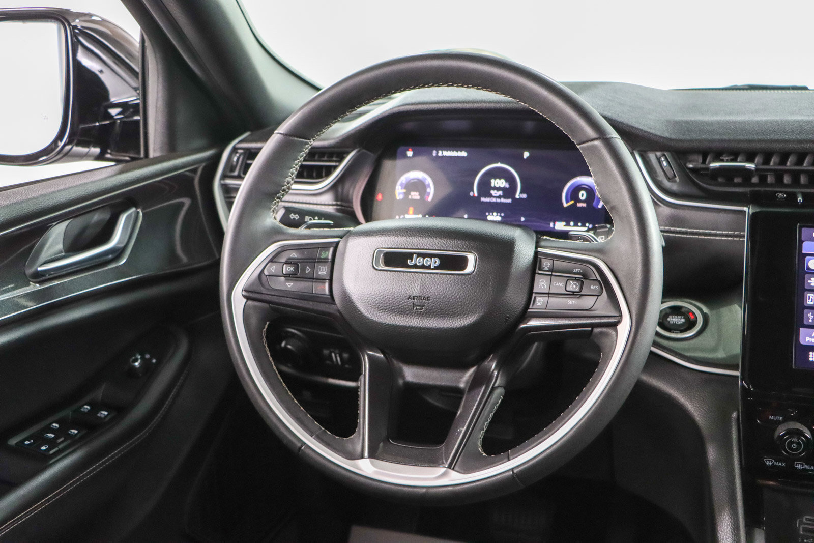 Used 2023 Jeep Grand Cherokee Altitude image 12