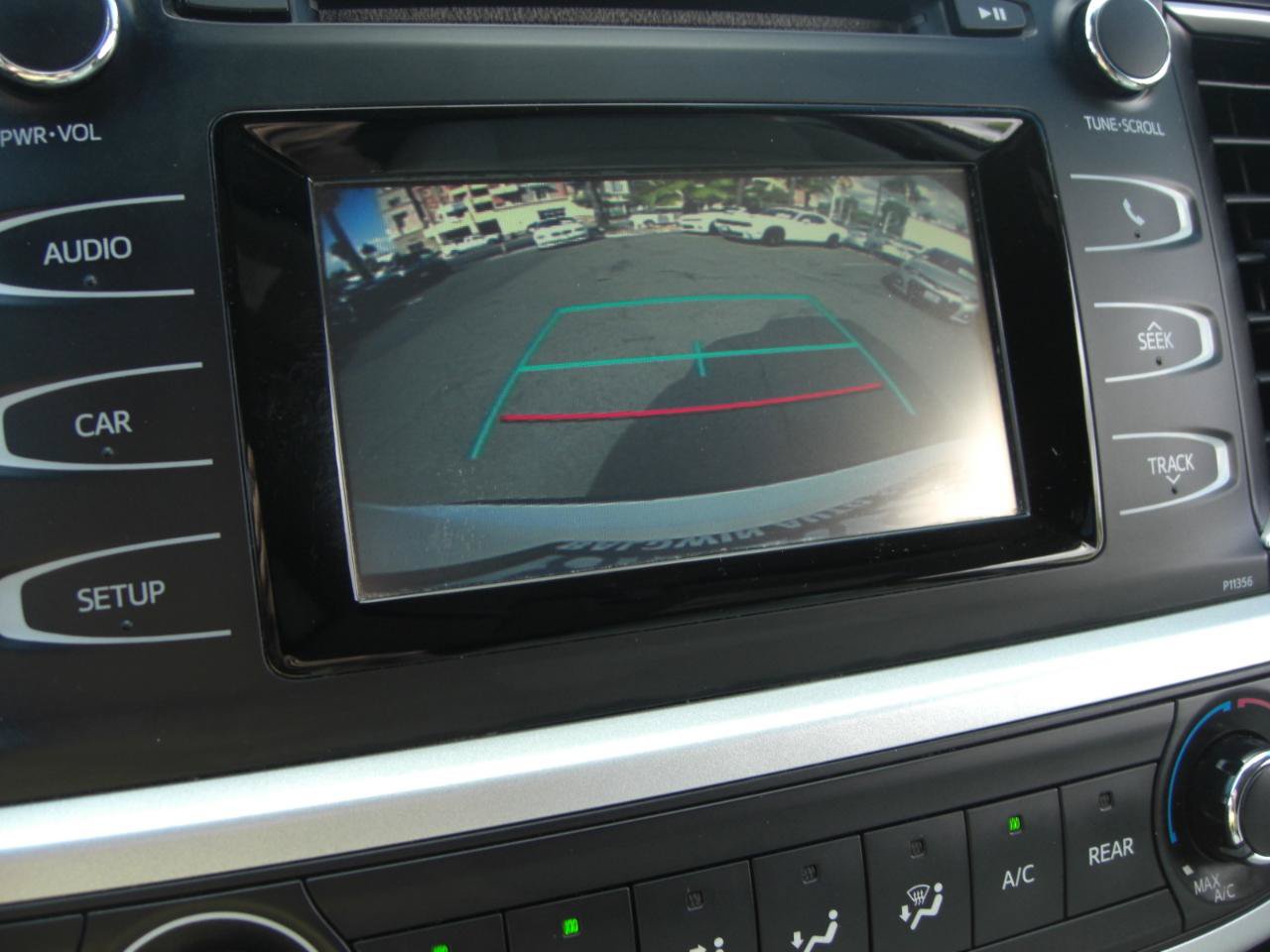 Used 2017 Toyota Highlander LE w/ Carpet Mat Package FWD image 23