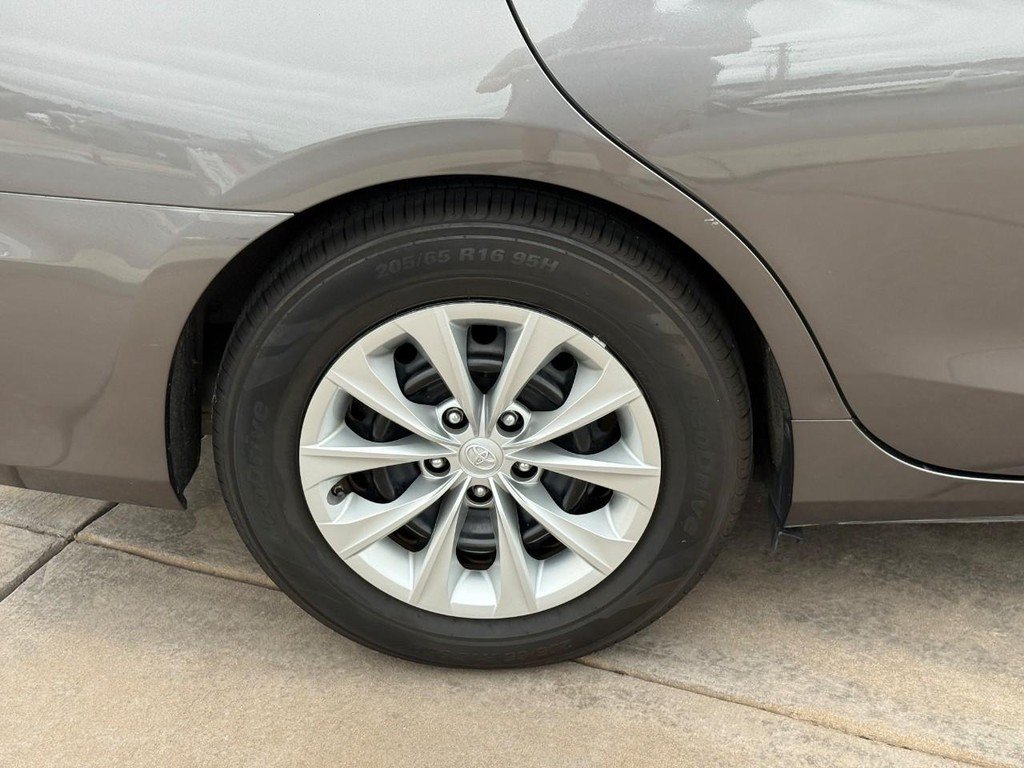 Used 2017 Toyota Camry LE FWD image 6