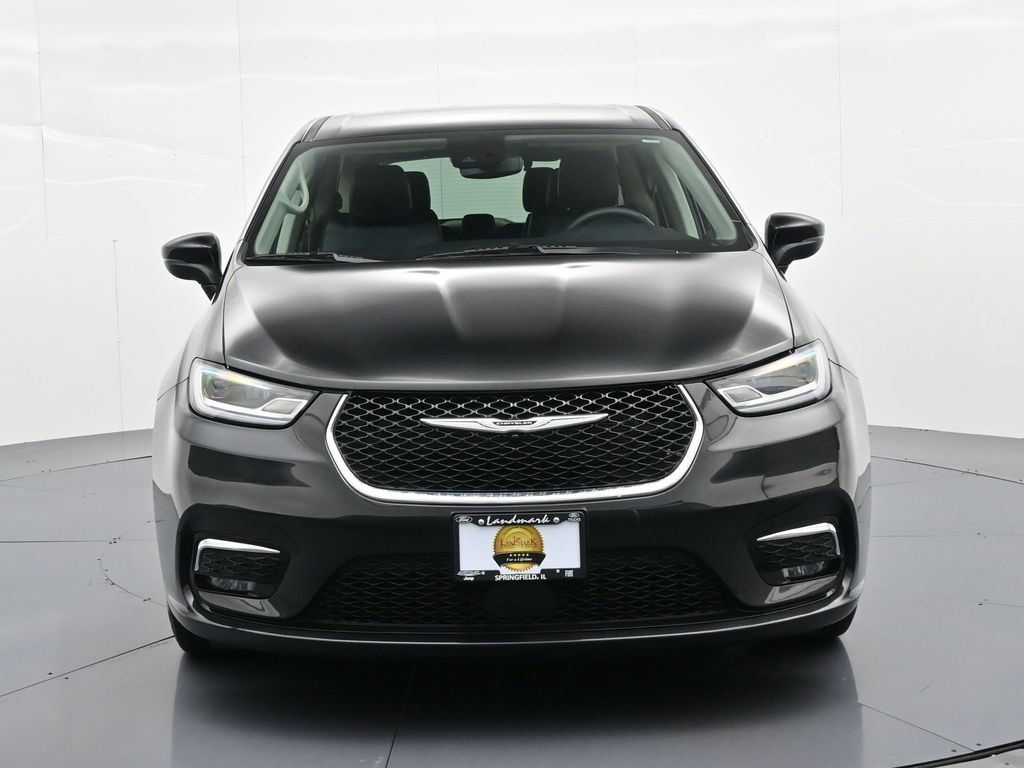 Used 2023 Chrysler Pacifica Touring-L FWD image 3