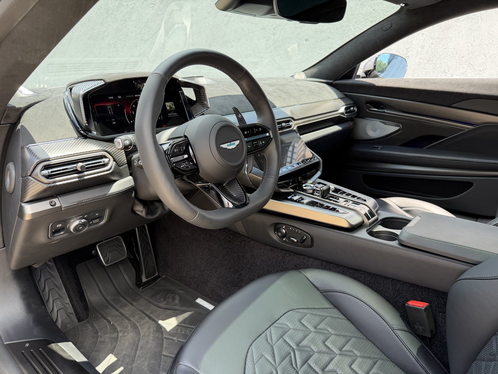 Used 2025 Aston Martin Vanquish RWD image 3