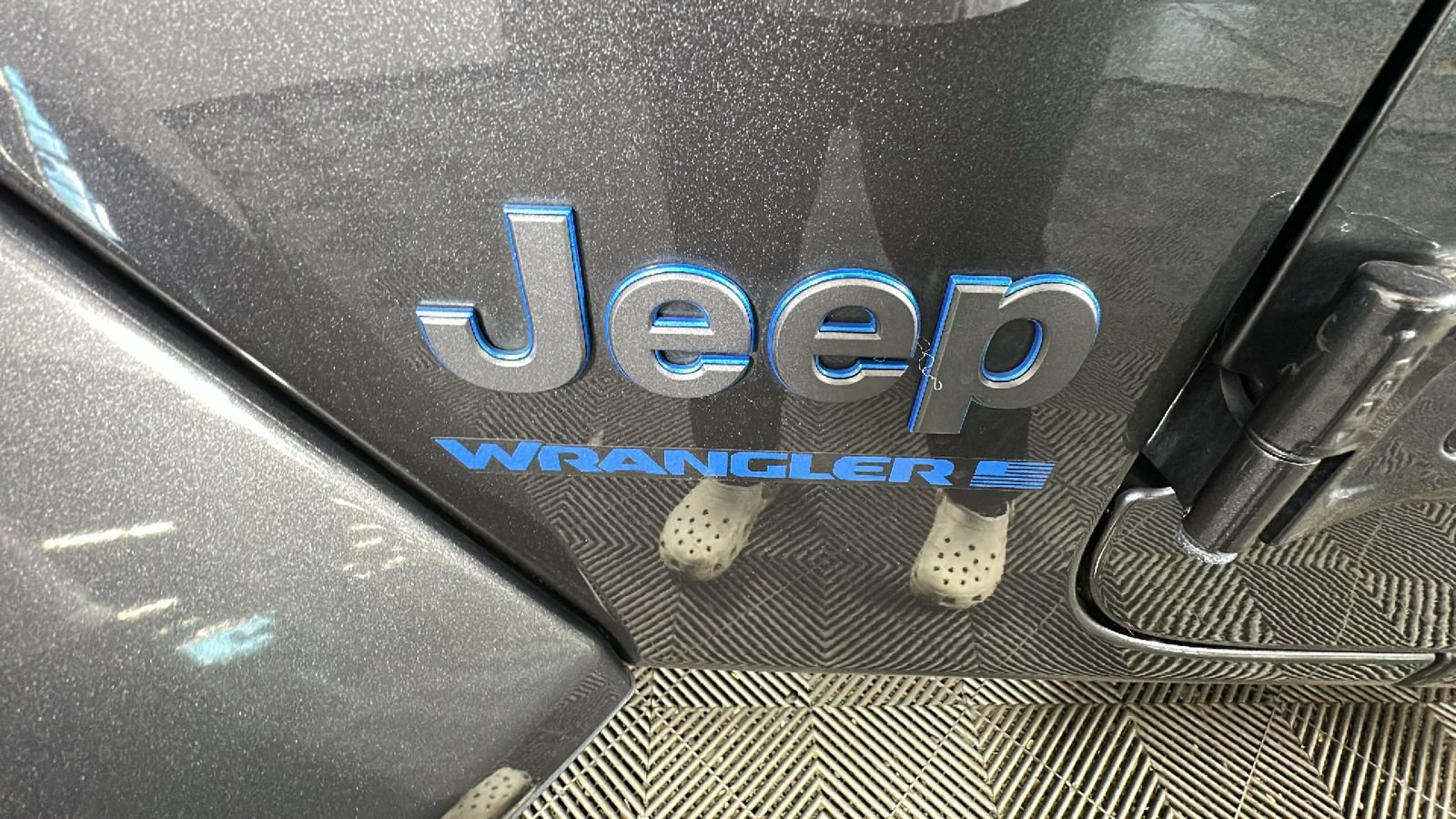 Used 2024 Jeep Wrangler Unlimited w/ Convenience Group AWD/4WD image 12