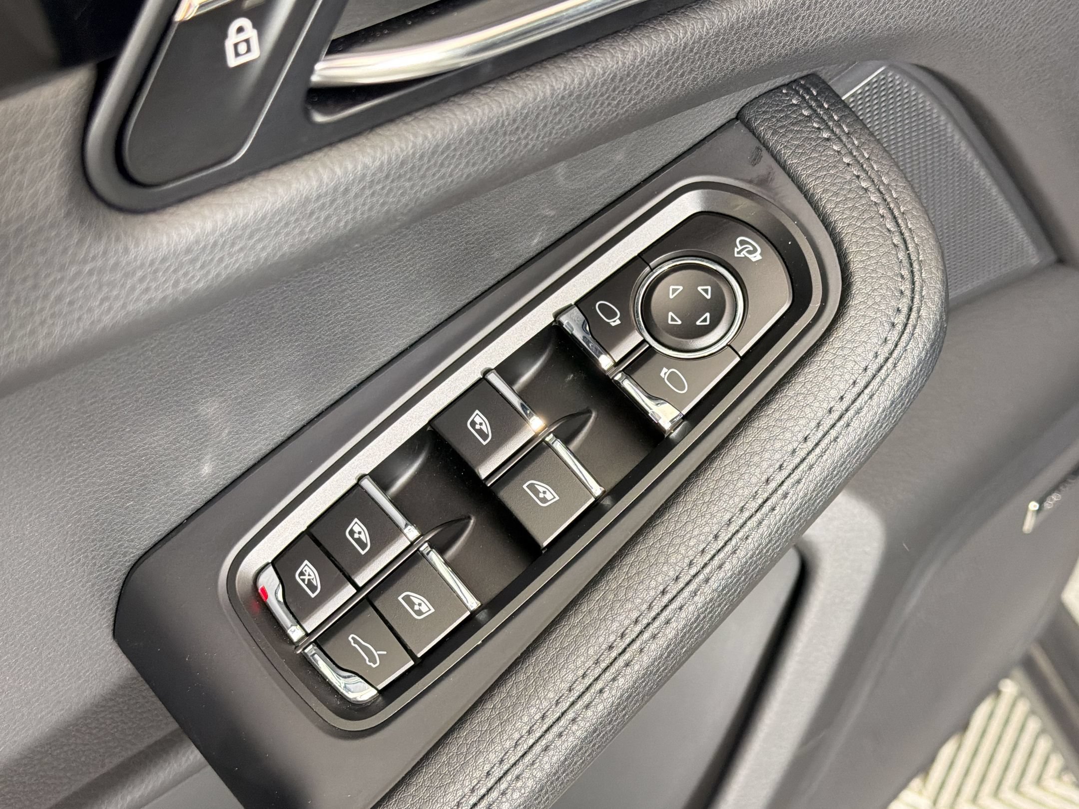 Certified 2025 Porsche Macan AWD/4WD image 24