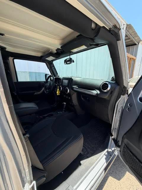 Used 2014 Jeep Wrangler Unlimited Rubicon w/ Connectivity Group AWD/4WD image 8