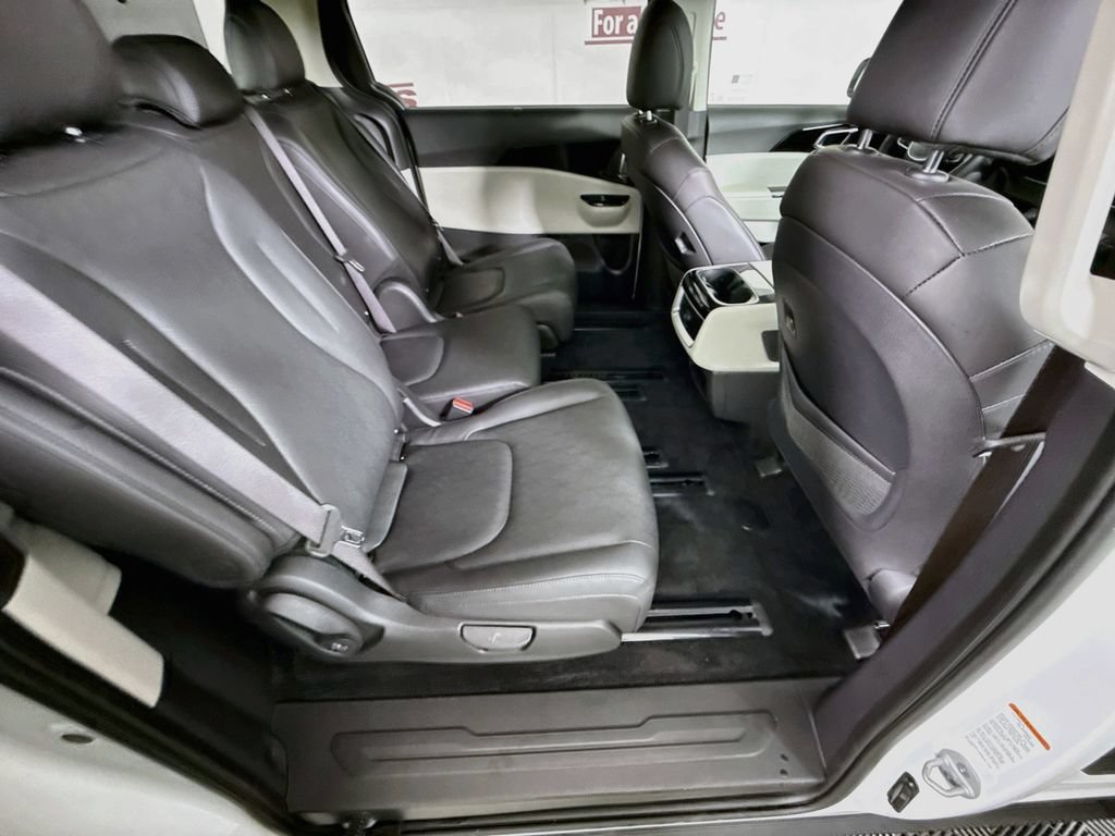 Certified 2024 Kia Carnival EX FWD image 33