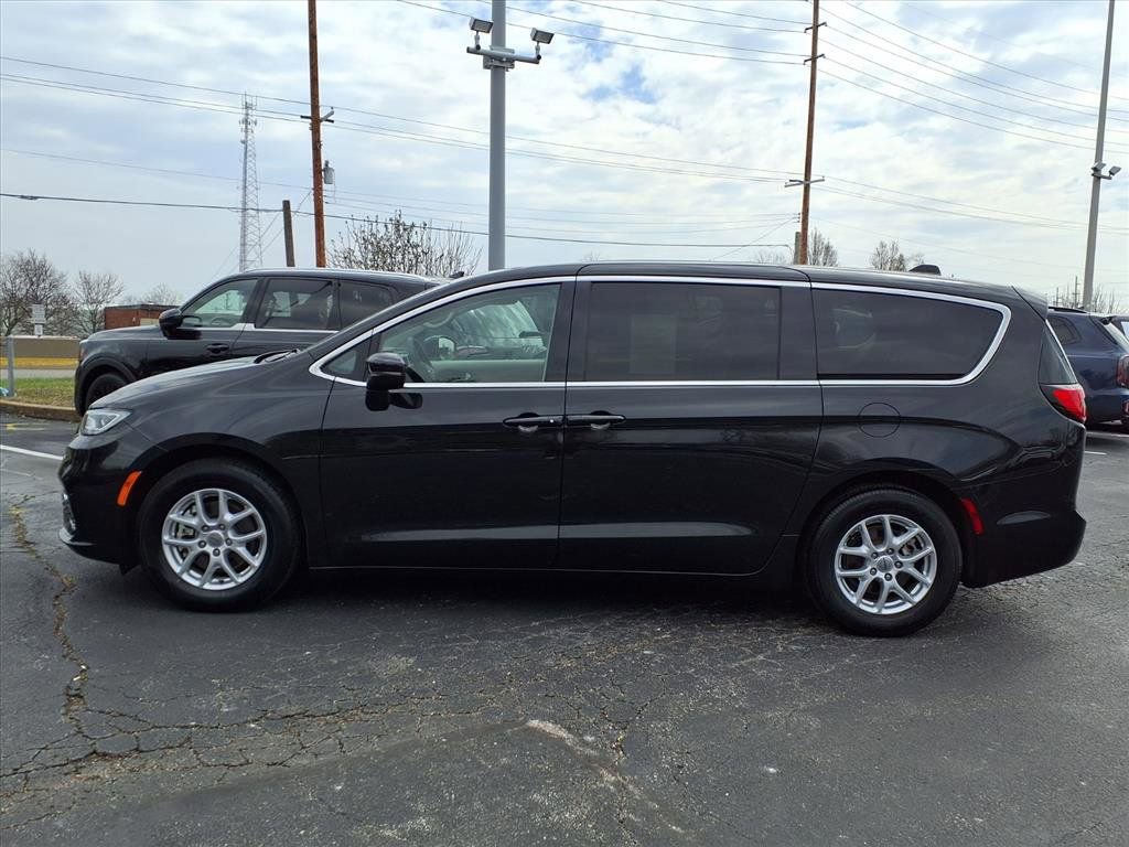 Used 2023 Chrysler Pacifica Touring-L image 24