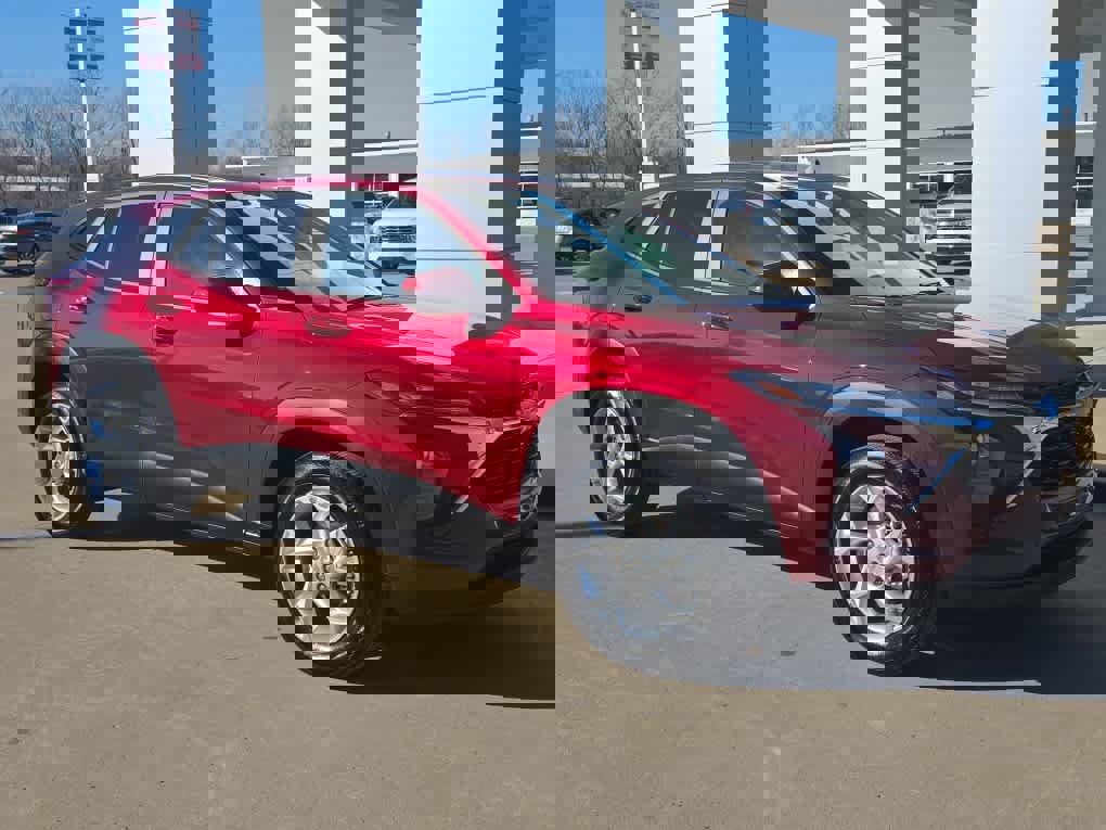 Used 2025 Chevrolet Trax LS w/ LS Convenience Package image 2