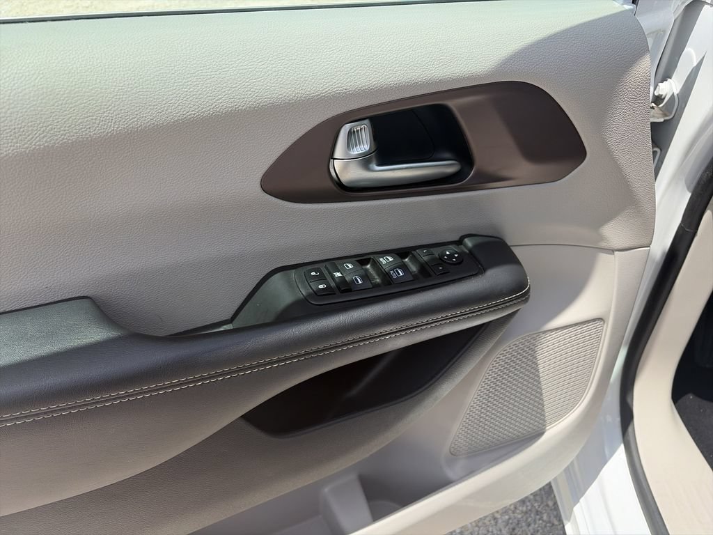 Used 2023 Chrysler Voyager LX FWD image 21