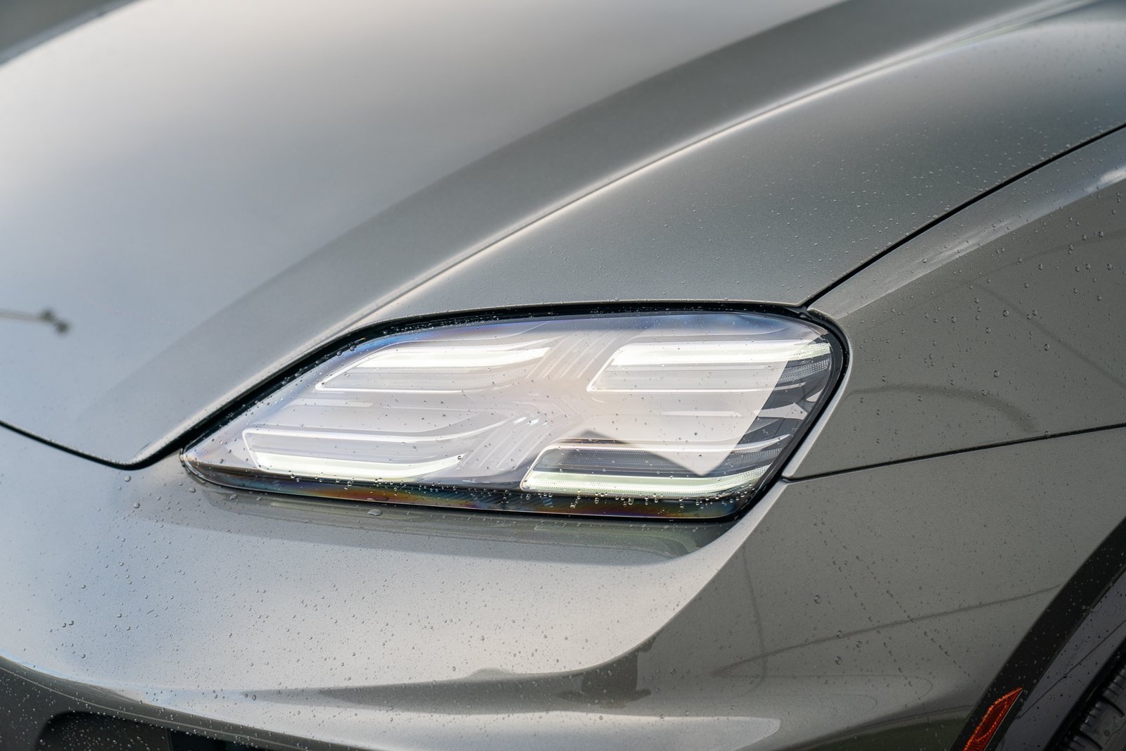 Certified 2025 Porsche Macan Turbo Electric AWD/4WD image 29