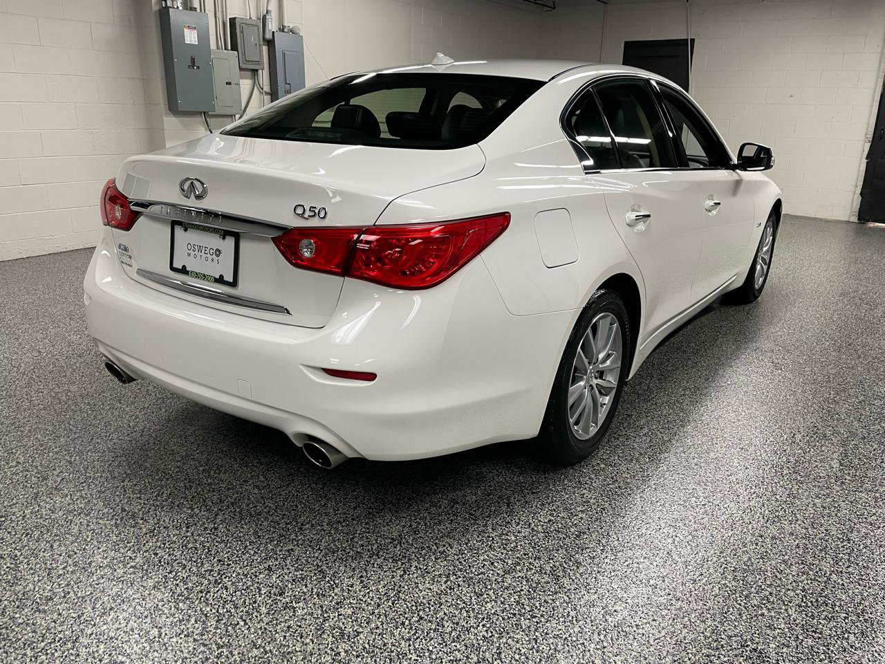 Used 2017 INFINITI Q50 2.0t w/ Moonroof Package image 5