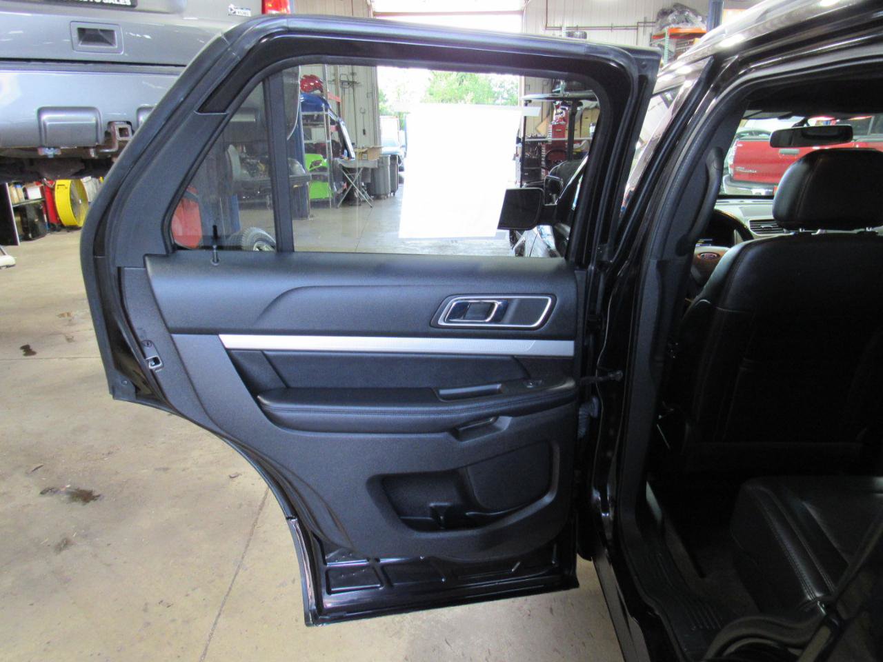 Used 2017 Ford Explorer XLT w/ Equipment Group 202A AWD/4WD image 32
