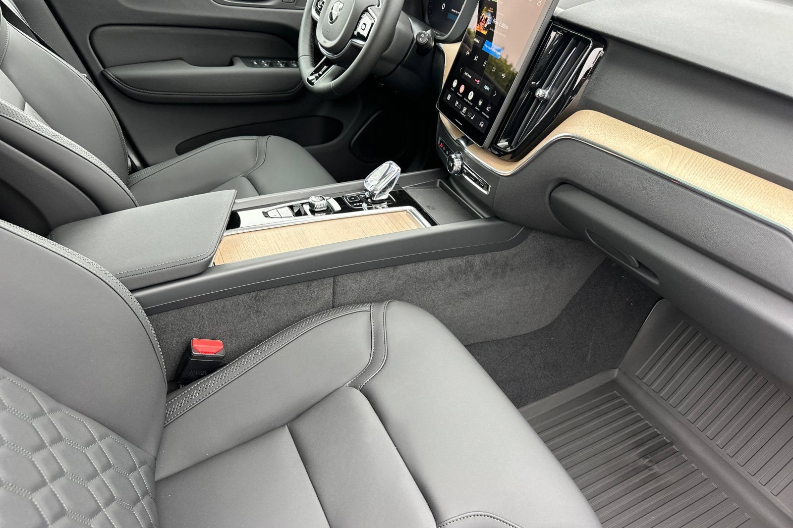 New 2026 Volvo XC60 T8 Plus w/ Climate Package PRO AWD/4WD image 16