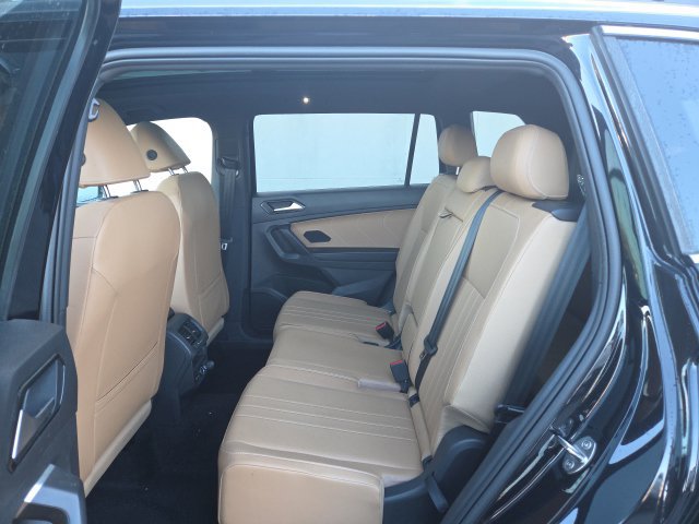 Used 2023 Volkswagen Tiguan SE w/ Panoramic Sunroof Package FWD image 18