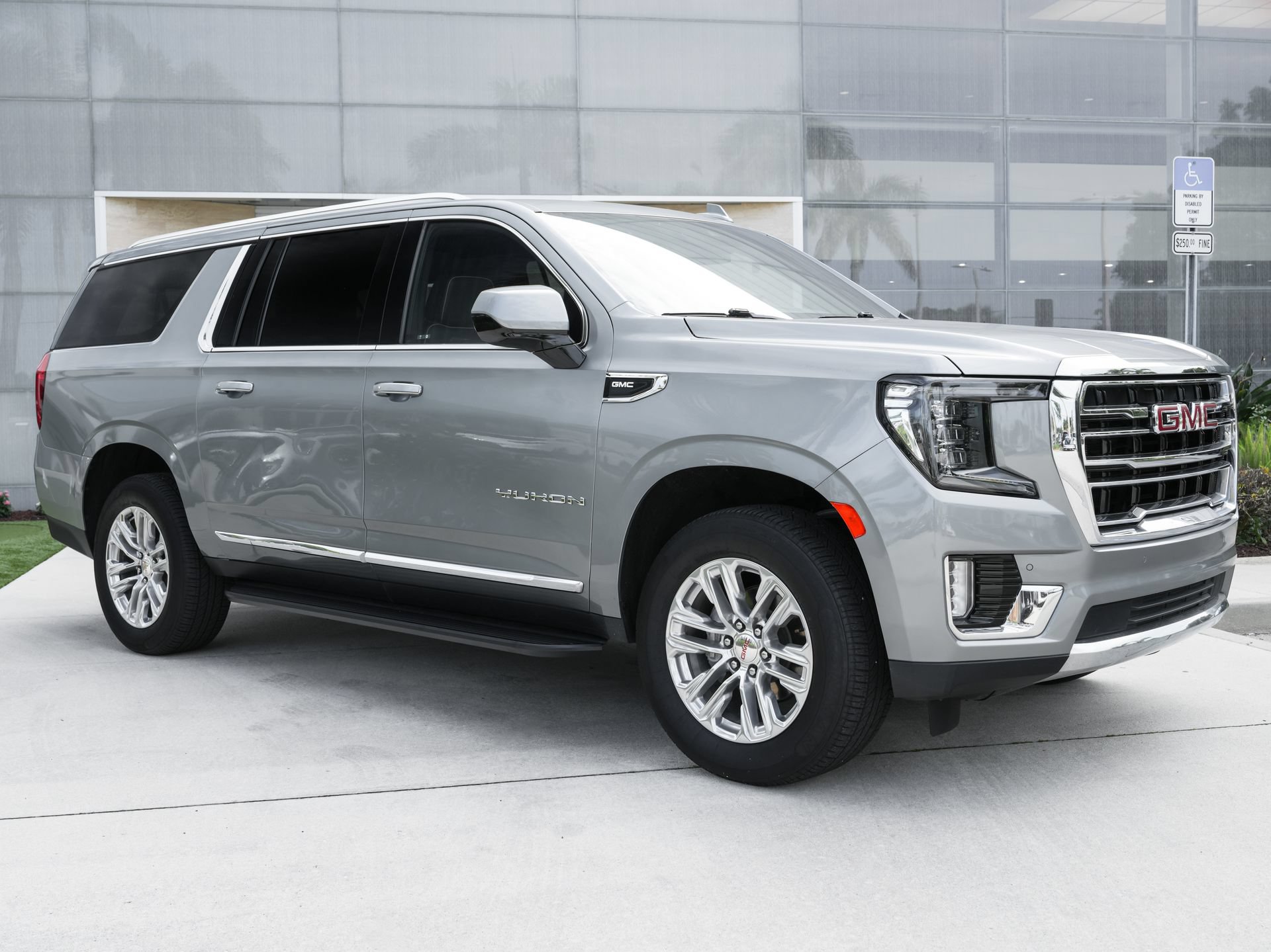 Used 2024 GMC Yukon XL SLT RWD image 4