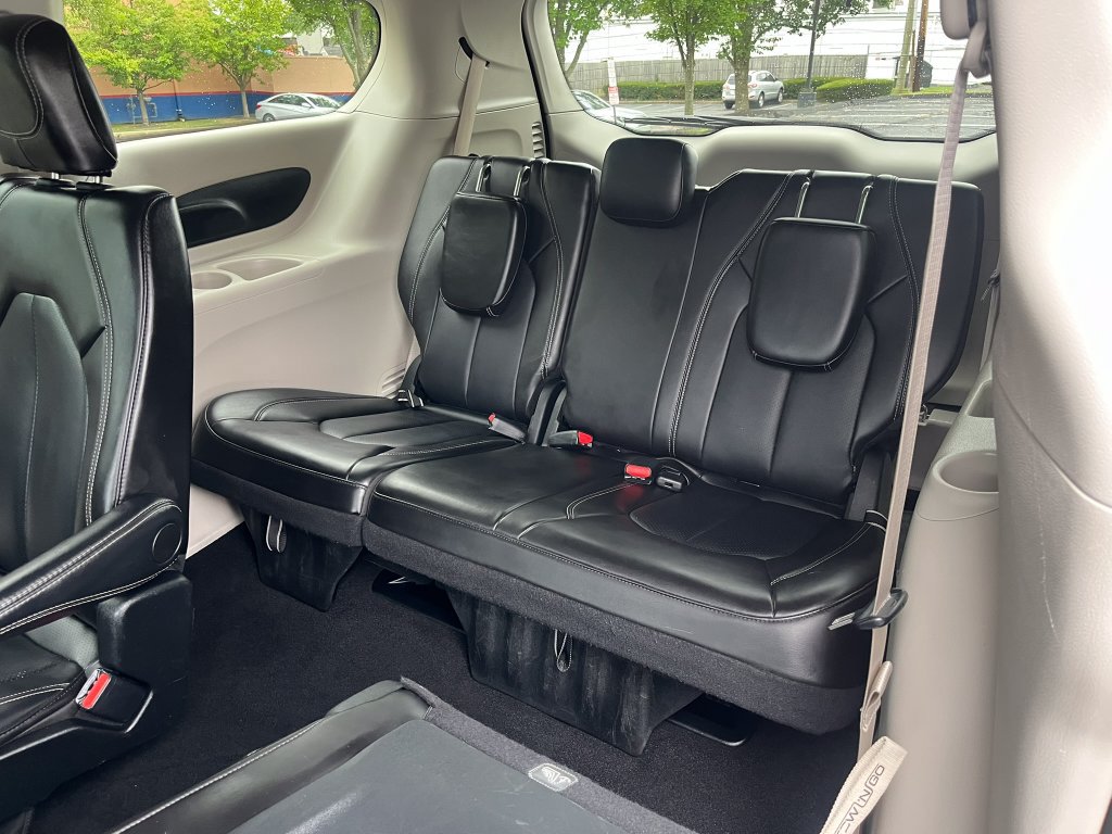 Used 2024 Chrysler Pacifica Touring-L FWD image 11