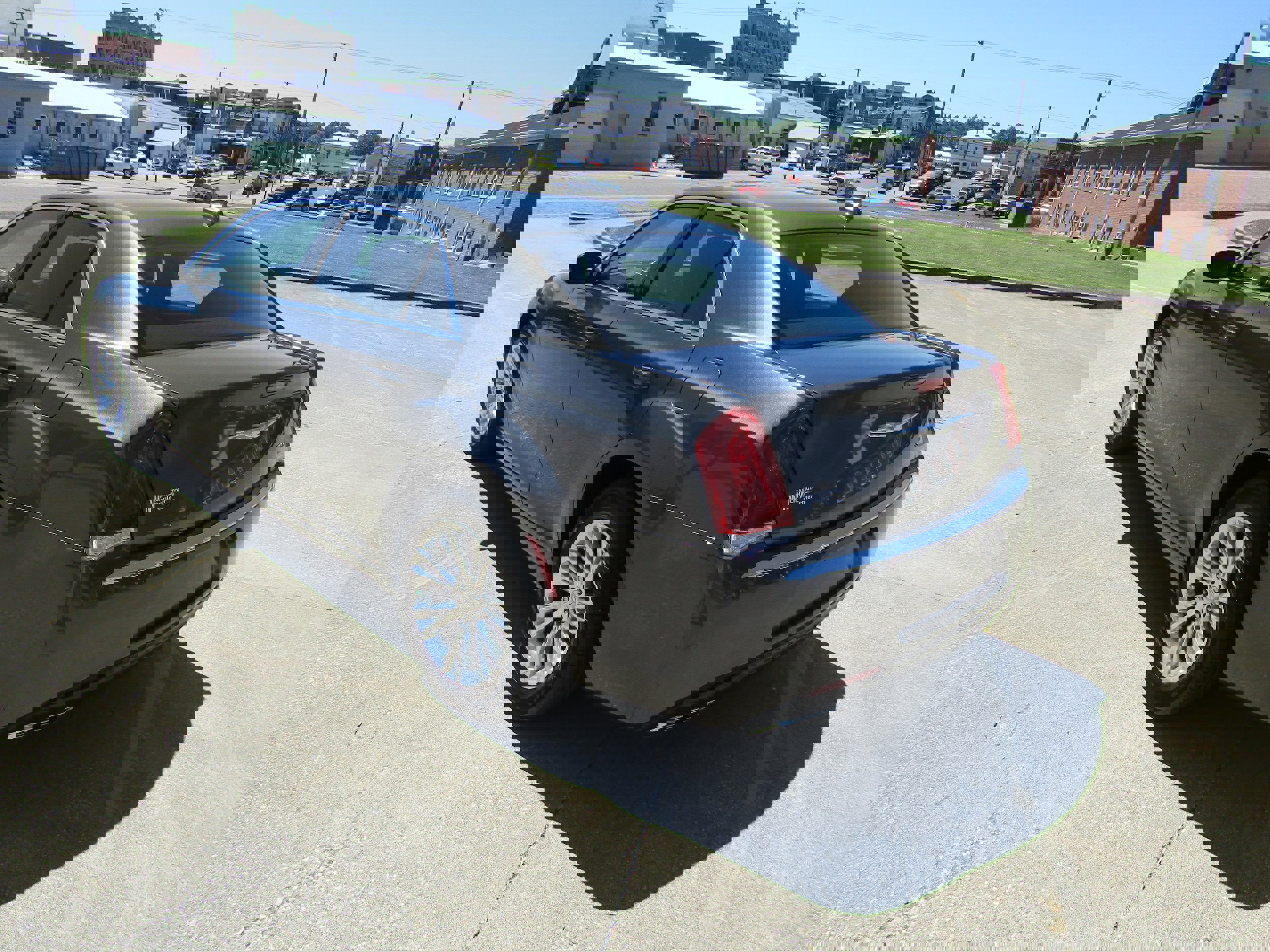 Used 2018 Chrysler 300 Touring w/ Driver Convenience Group image 5