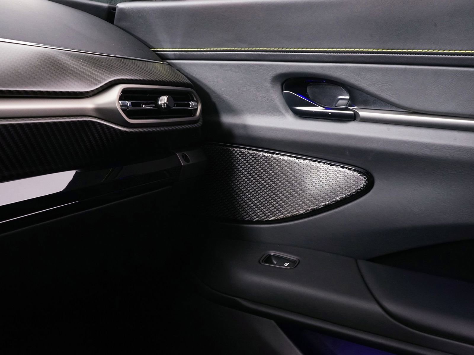New 2026 Aston Martin V8 Vantage Coupe RWD image 17