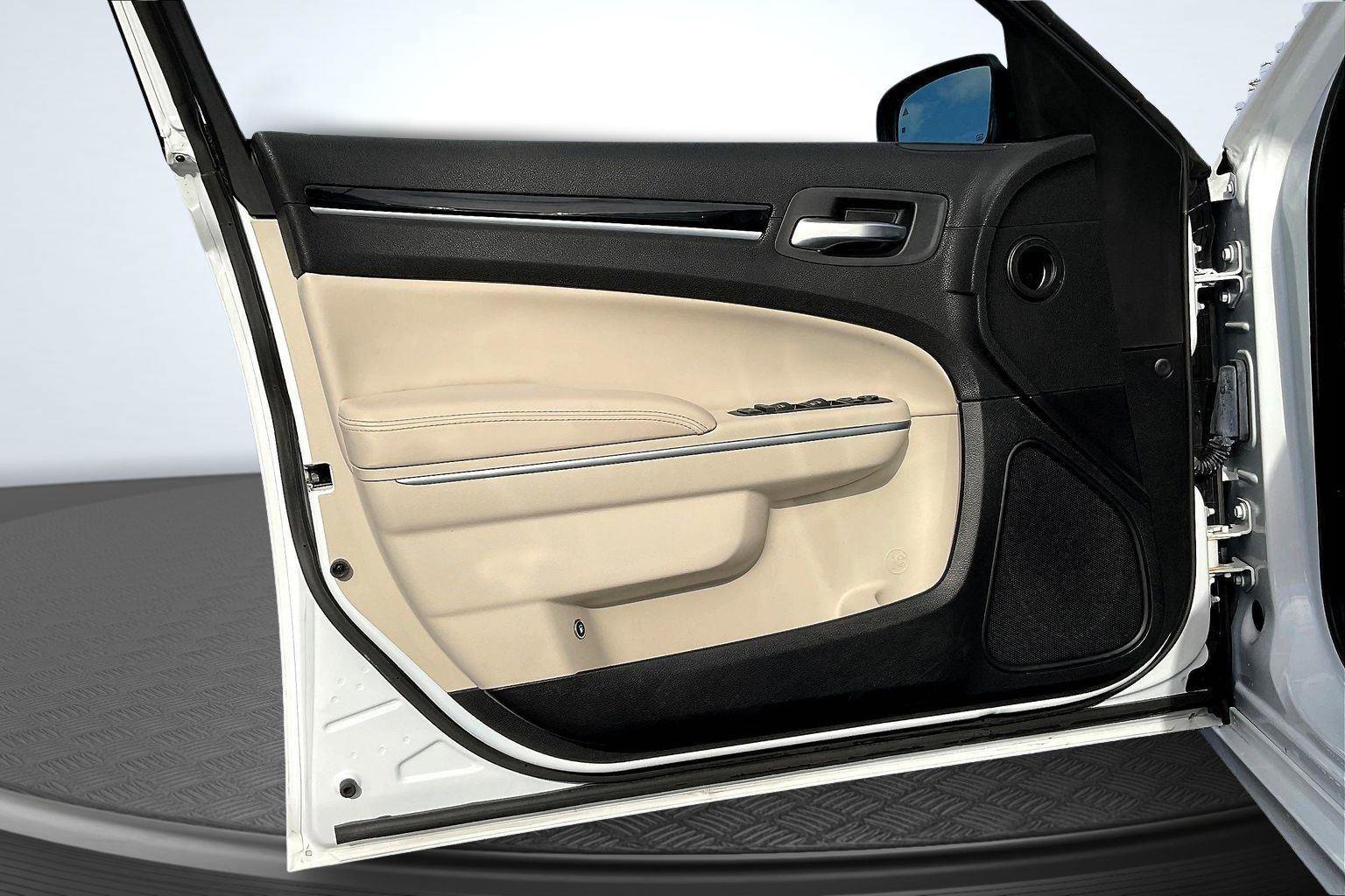 Used 2023 Chrysler 300 Touring L image 23