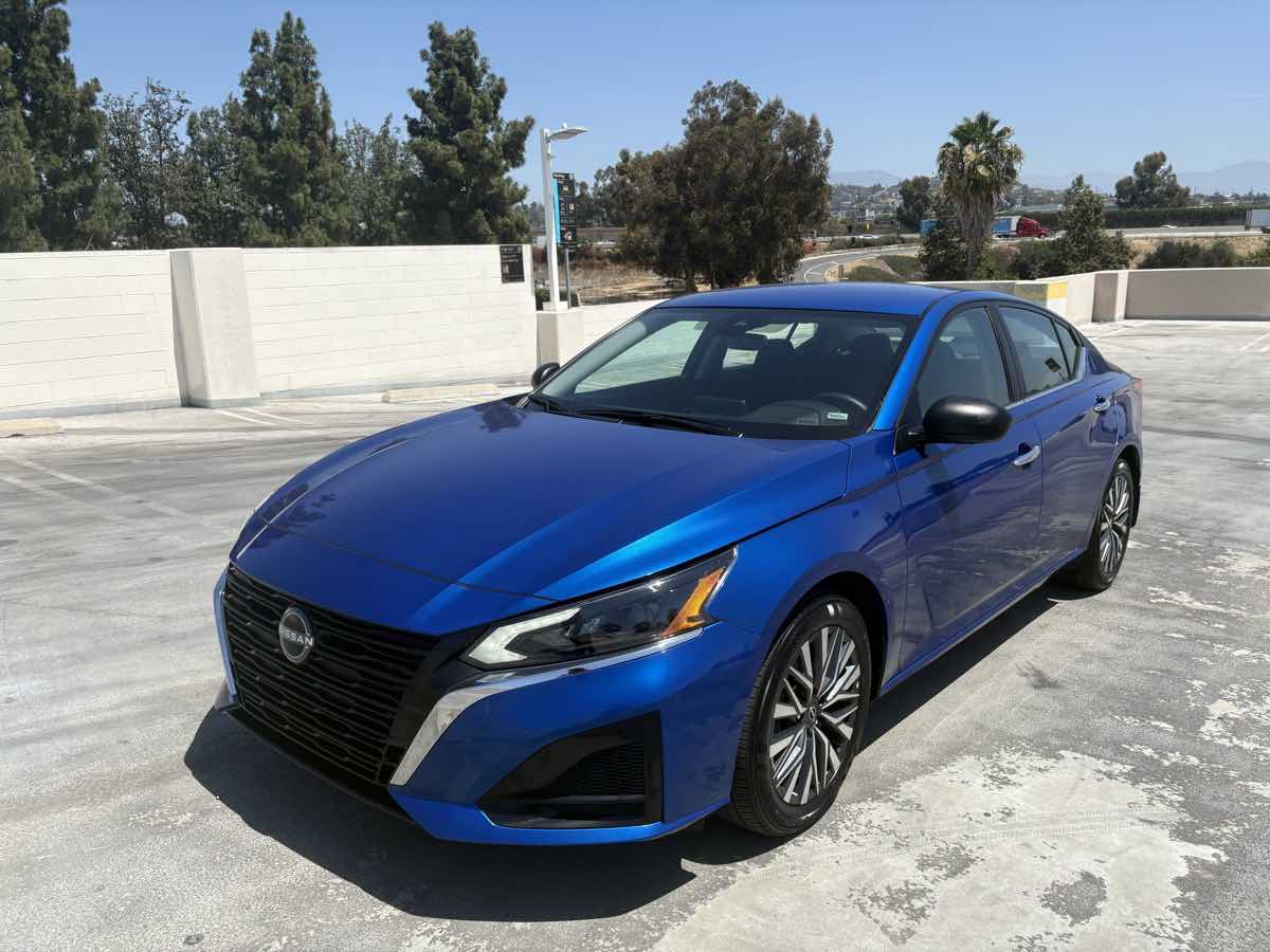 Used 2025 Nissan Altima 2.5 SV FWD image 3