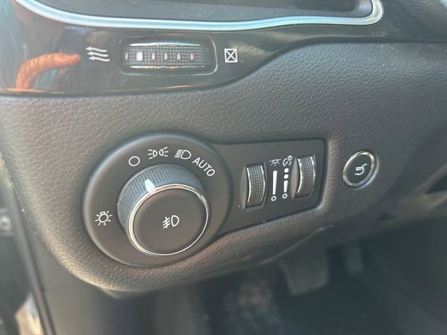 Used 2023 Jeep Cherokee Altitude Lux image 13