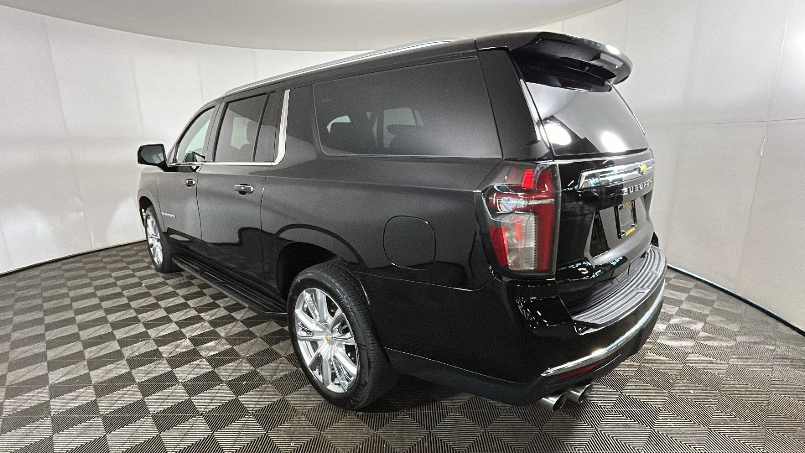 Used 2021 Chevrolet Suburban Premier w/ Premium Package RWD image 5