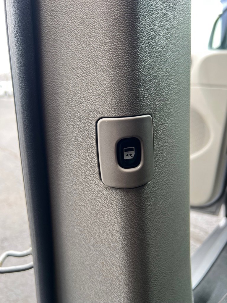 Used 2016 Dodge Grand Caravan SXT w/ UConnect Hands-Free Group image 13