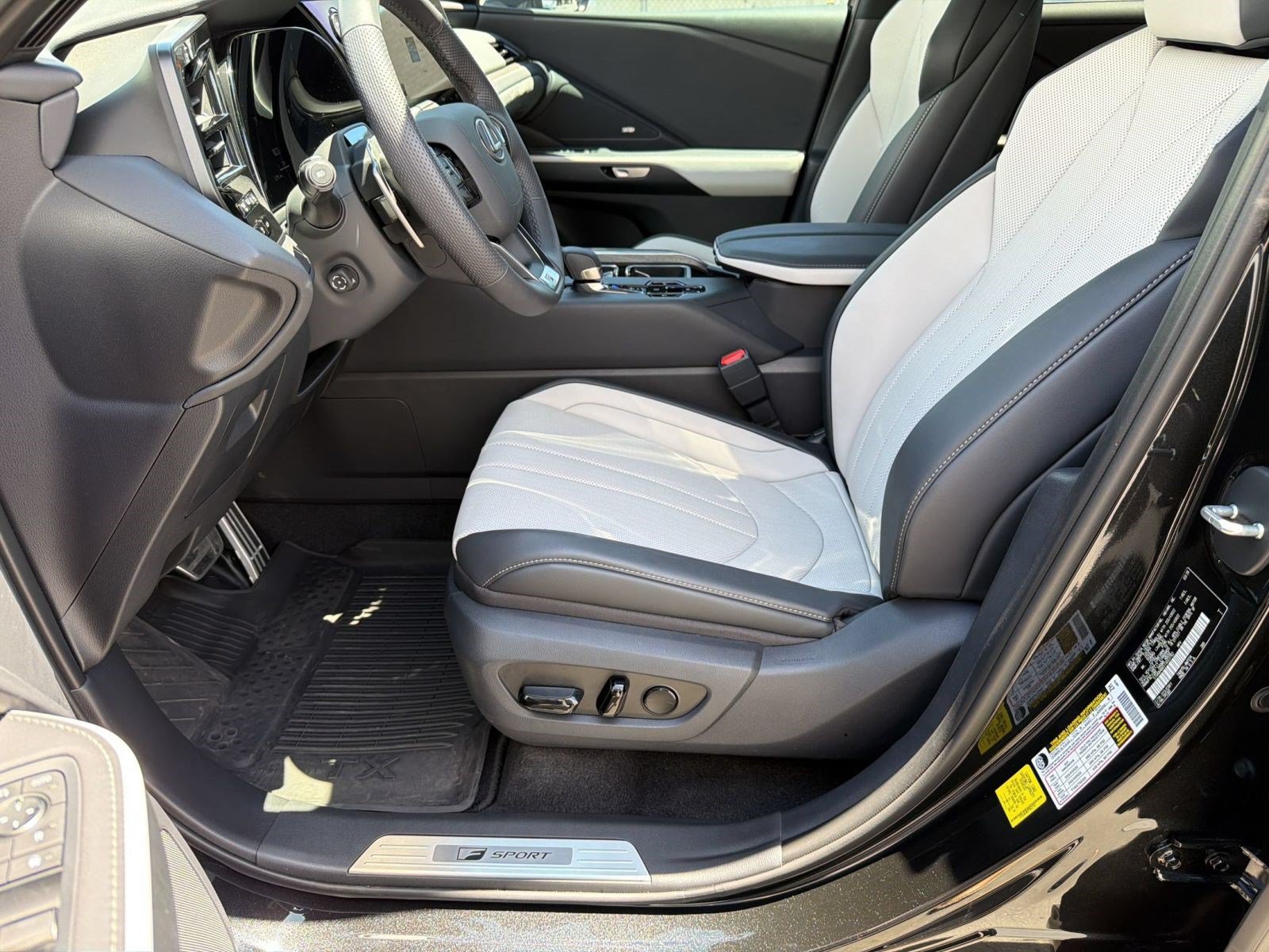 Used 2026 Lexus TX 500h AWD w/ Technology Package image 4