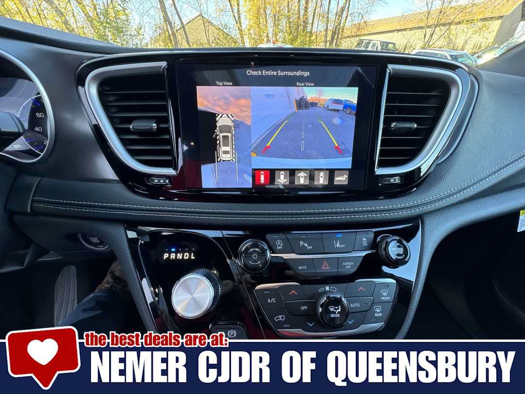 New 2026 Chrysler Pacifica Select AWD/4WD image 17