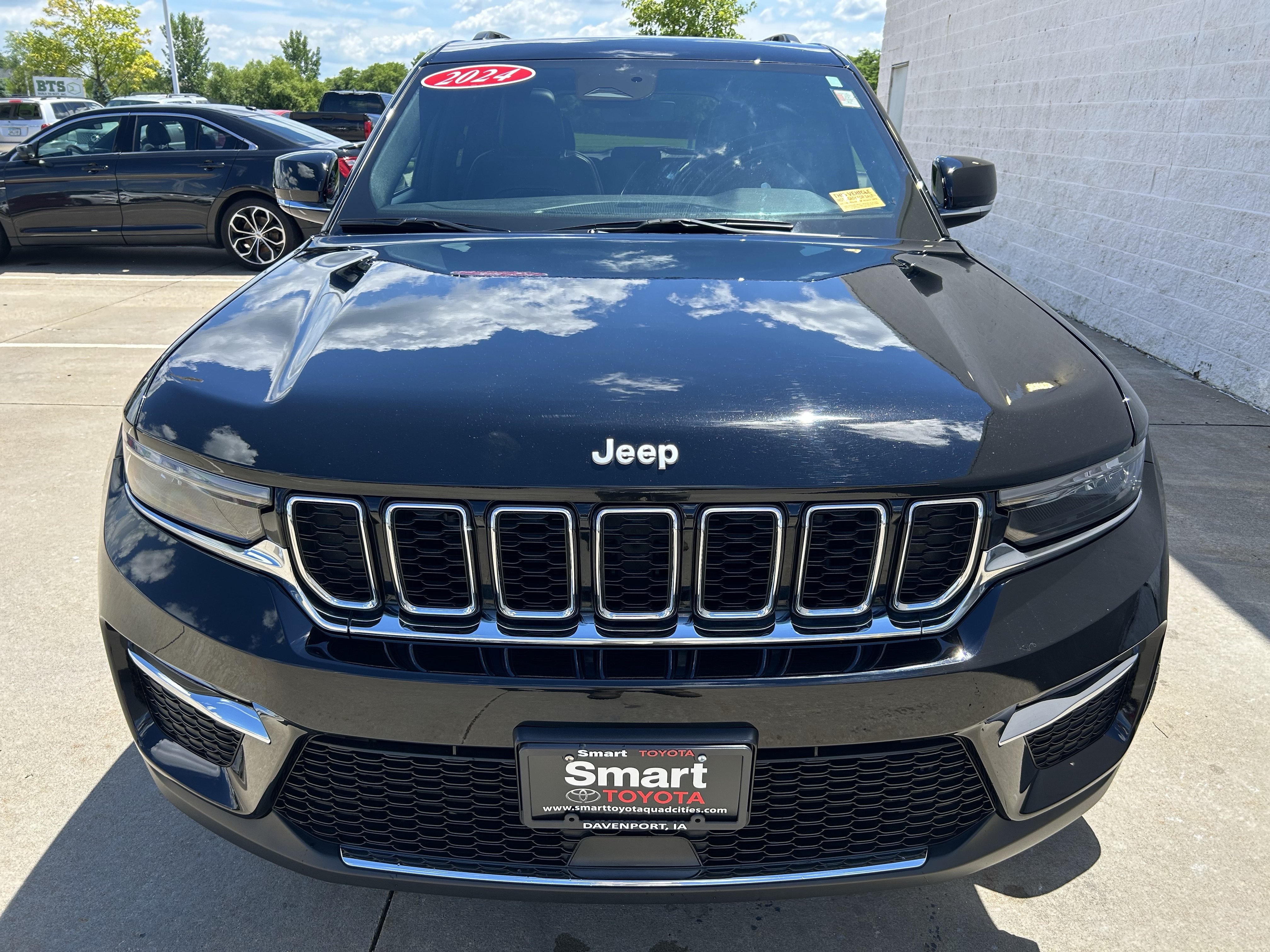 Used 2024 Jeep Grand Cherokee Limited AWD/4WD image 2
