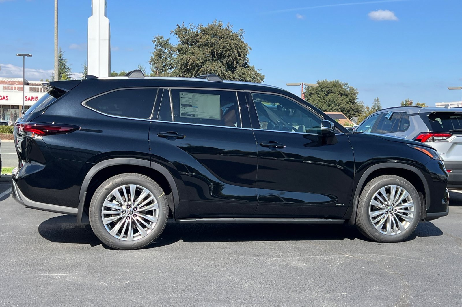 New 2025 Toyota Highlander Platinum image 9