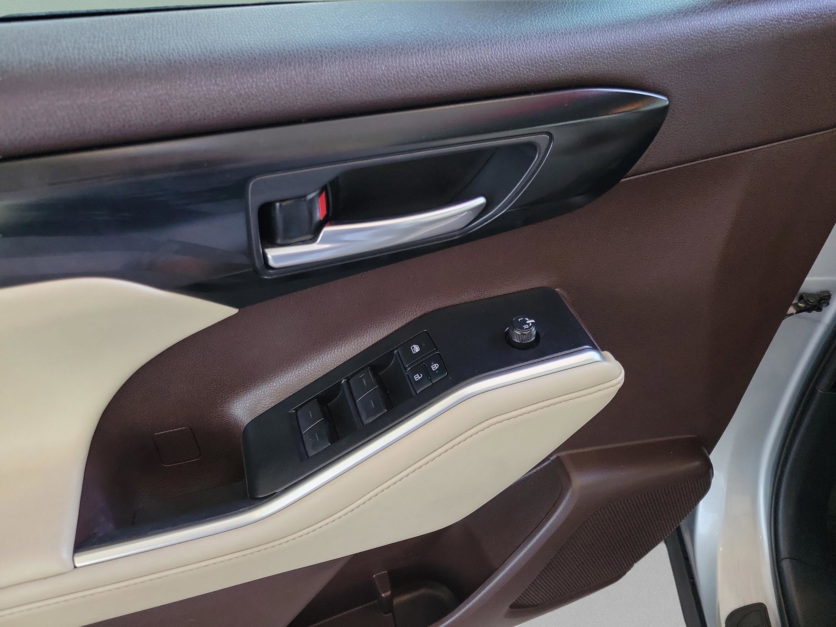 Used 2020 Toyota Highlander XLE image 30