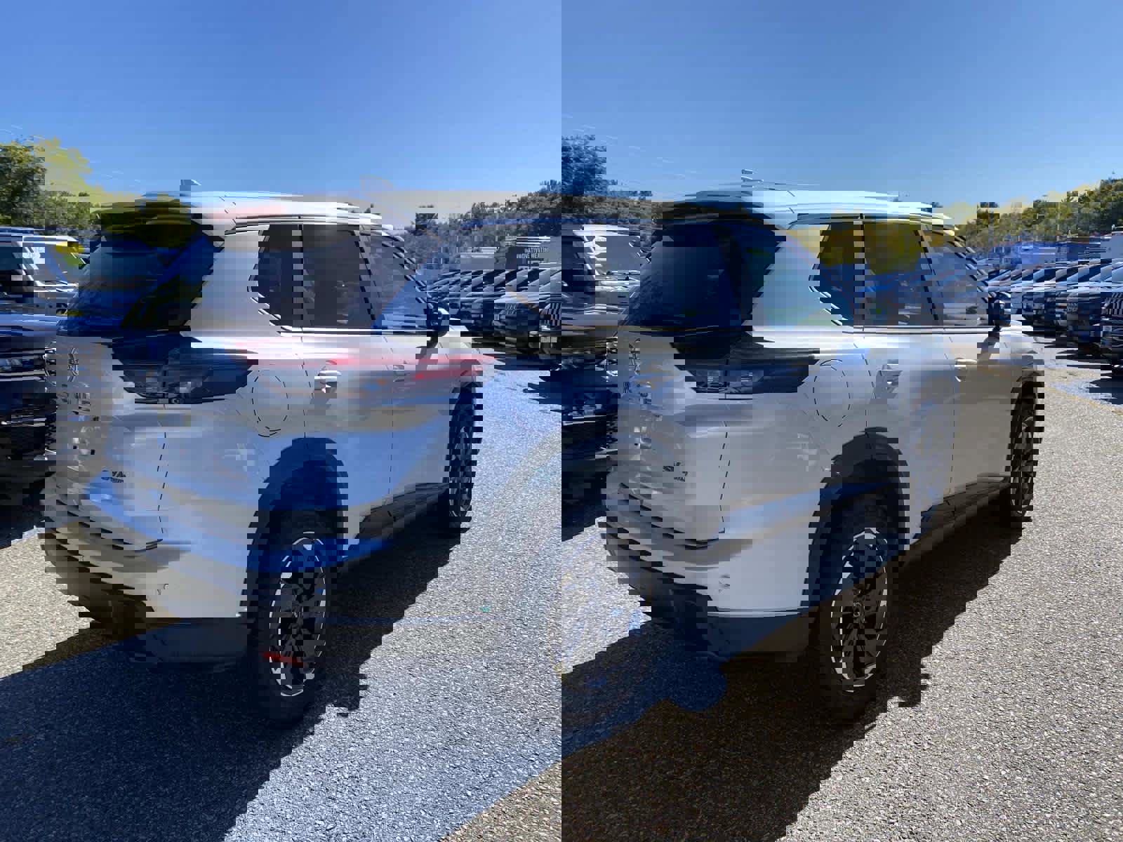 Used 2024 Nissan Rogue SV image 3